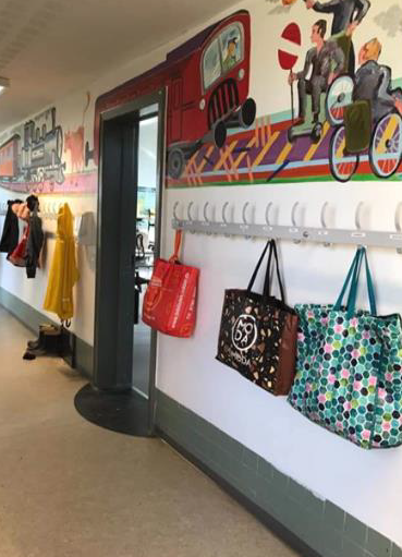 校内廊下・かばん